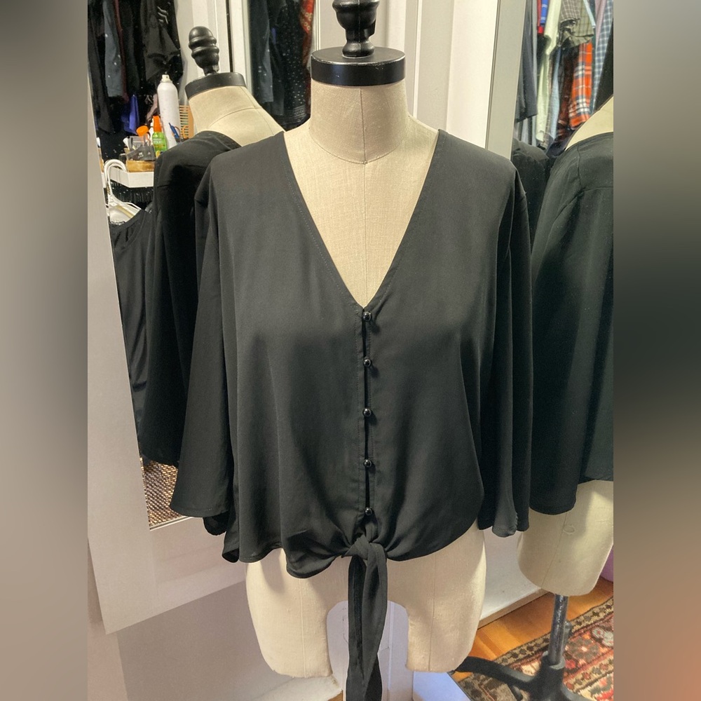 Kancystore Angel Sleeve Black V-Neck Tie Front Blouse, Size Large